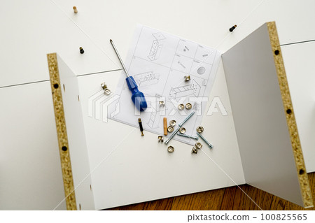 New white laminated chipboard furniture self mounting set with fitting kit and assembly diagram 100825565