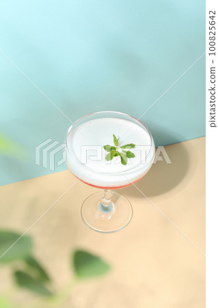 Concept of delicious cocktail, tasty Cosmopolitan cocktail 100825642
