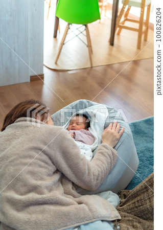 新生兒 0個月大的寶寶 新生兒 0個月大的寶寶 100826204