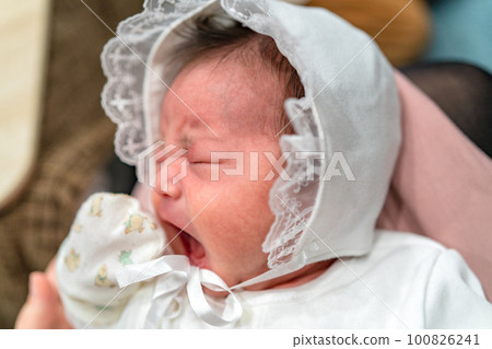 新生兒 0個月大的寶寶 新生兒 0個月大的寶寶 100826241