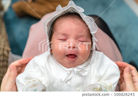 新生兒 0個月大的寶寶 新生兒 0個月大的寶寶 100826243