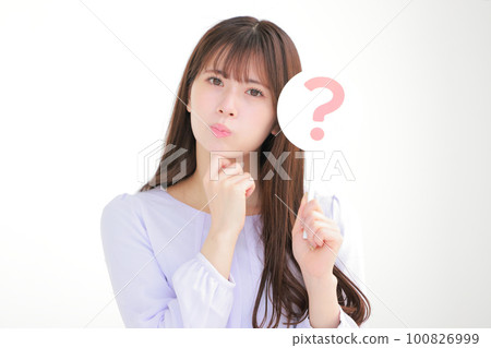擔心拿著 Hatena 盤子 1 的年輕女子 擔心拿著 Hatena 盤子 1 的年輕女子 100826999