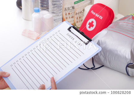 檢查防災用品的女性 100828208