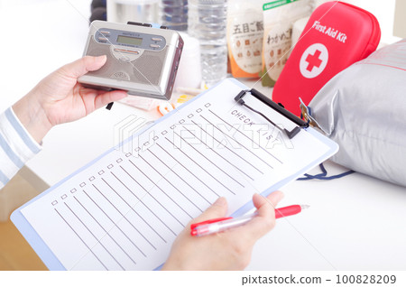 檢查防災用品的女性 100828209