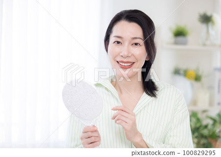 觀看手鏡的中間婦女 100829295