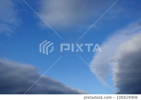 清爽的午後天空，藍天和柔和的雲彩・春天・廣角・只有天空・230318pm 100829906