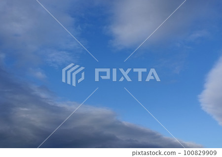 清爽的午後天空，藍天和柔和的雲彩・春天・廣角・只有天空・230318pm 100829909