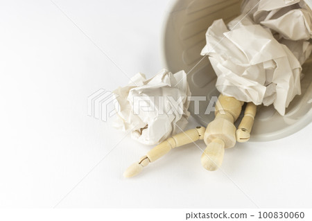 垃圾桶裡的繪圖娃娃。一次性人力資源形象 100830060