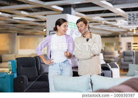 couple in store choose new stylish sofa 100830397