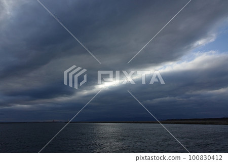 下午的天空,在帶狀雲層和港口反射的海面之間有光 春季/廣角/天空為主/230318pm 下午的天空,在帶狀雲層和港口反射的海面之間有光 春季/廣角/天空為主/230318pm 100830412