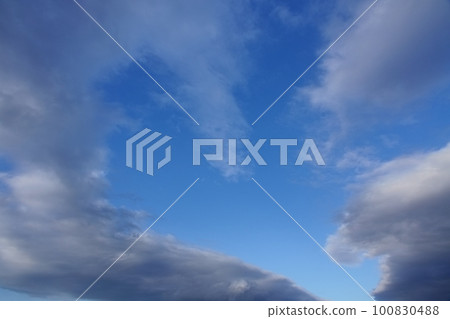 清爽的午後天空,藍天和柔和的雲彩・春天・廣角・只有天空・230318pm 清爽的午後天空,藍天和柔和的雲彩・春天・廣角・只有天空・230318pm 100830488