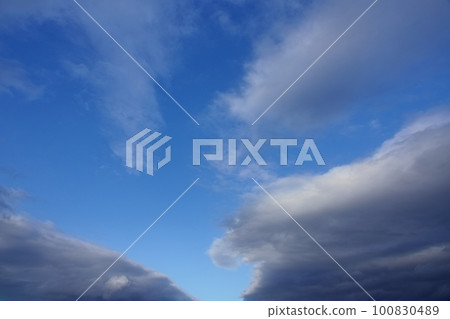 清爽的午後天空,藍天和柔和的雲彩・春天・廣角・只有天空・230318pm 清爽的午後天空,藍天和柔和的雲彩・春天・廣角・只有天空・230318pm 100830489