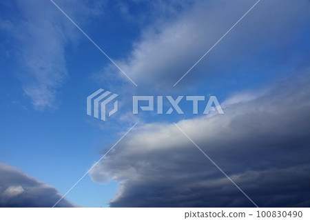 Refreshing afternoon sky with blue sky and gentle clouds・Spring・Wide angle・Sky only・230318pm 100830490