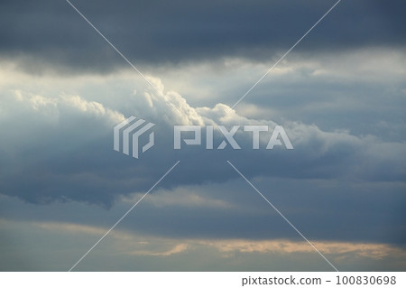 光線穿過烏雲和照亮的雲彩・春天・長焦・只有天空・230318pm 100830698