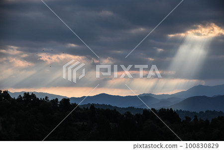 Kawaguchi Pass, Nagaoka City, Niigata Prefecture Mysterious light and beams of light shining into the mountains 100830829