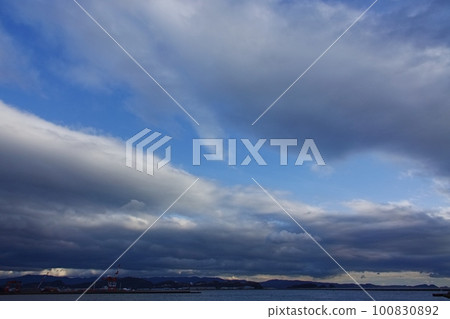 Refreshing afternoon sky with blue sky and belt-shaped clouds・Spring・Wide angle・Sky mainly・230318pm Refreshing afternoon sky with blue sky and belt-shaped clouds・Spring・Wide angle・Sky mainly・230318pm 100830892