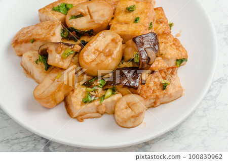 Stir-fried king oyster mushrooms and tofu with oyster sauce 100830962