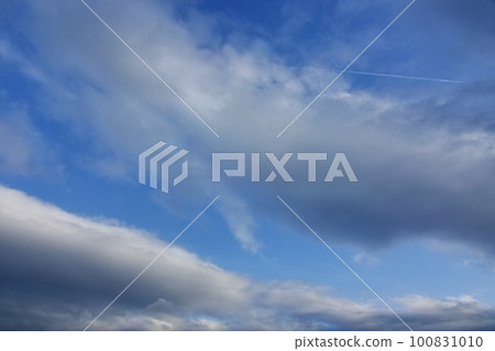 清爽的傍晚天空，藍天和各種雲彩・春天・廣角・只有天空・230318pm 100831010