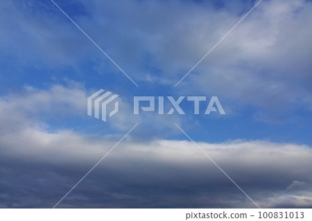 清爽的傍晚天空，藍天和各種雲彩・春天・廣角・只有天空・230318pm 100831013