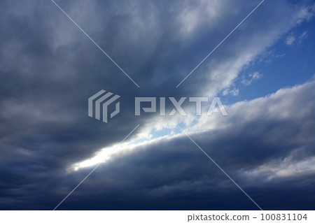 Refreshing evening sky with blue sky and belt-shaped clouds・Spring・Wide angle・Sky only・230318pm Refreshing evening sky with blue sky and belt-shaped clouds・Spring・Wide angle・Sky only・230318pm 100831104
