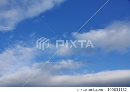 清爽的傍晚天空，藍天和各種雲彩・春天・廣角・只有天空・230318pm 100831182