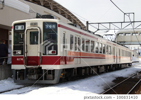 Tobu Series 6050 train entering the Aizu Railway Aizu Line in winter 100831410