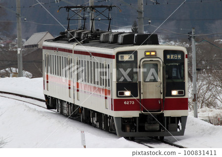 冬季進入會津鐵道會津線的東武6050系列車 冬季進入會津鐵道會津線的東武6050系列車 100831411