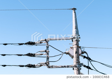 The city's telegraph poles and wires shining in the blue sky Cool light colors from the side 100831468