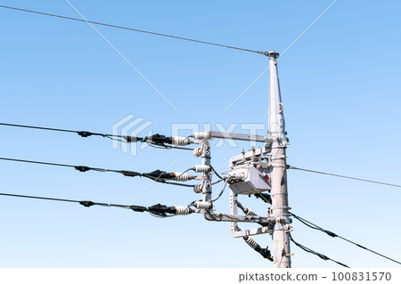 城市的電線桿和電線從一個角度閃耀在藍天中冷光色 城市的電線桿和電線從一個角度閃耀在藍天中冷光色 100831570