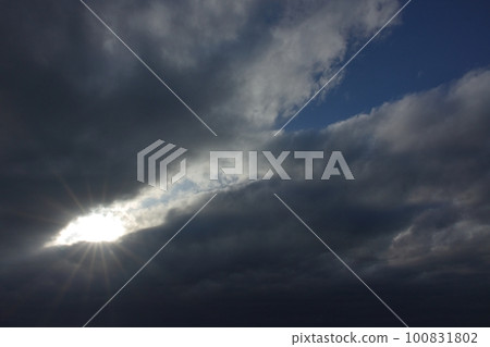 Evening sky with light shining through clouds・Spring・Wide angle・Sky mainly・230318pm 100831802