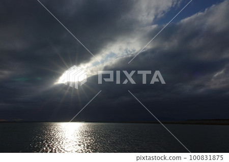 傍晚的天空,光線穿過雲層和港口的反射海・春天・廣角・主要是天空・230318pm 傍晚的天空,光線穿過雲層和港口的反射海・春天・廣角・主要是天空・230318pm 100831875