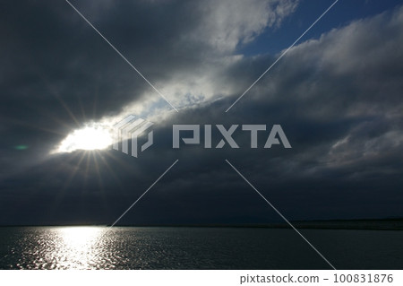 傍晚的天空，光線穿過雲層和港口的反射海・春天・廣角・主要是天空・230318pm 100831876