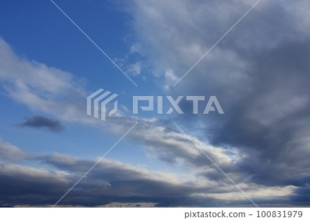 Refreshing evening sky with blue sky and various clouds・Spring・Wide angle・Sky only・230318pm Refreshing evening sky with blue sky and various clouds・Spring・Wide angle・Sky only・230318pm 100831979