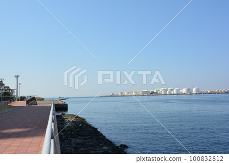 Chiba Minato 04 gas complex 和對岸的長廊 100832812