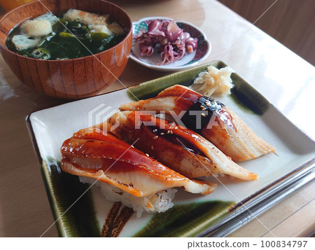 Washoku - Japanese sushi 100834797