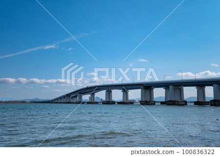 從滋賀縣大津市看到的琵琶湖大橋 從滋賀縣大津市看到的琵琶湖大橋 100836322