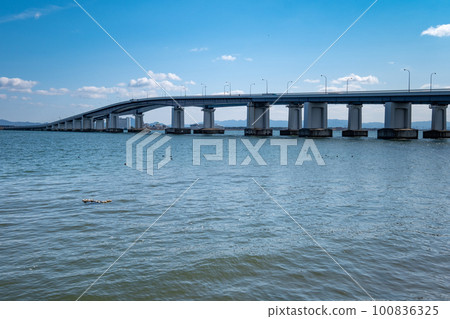 Lake Biwa Bridge seen from Otsu City, Shiga Prefecture 100836325