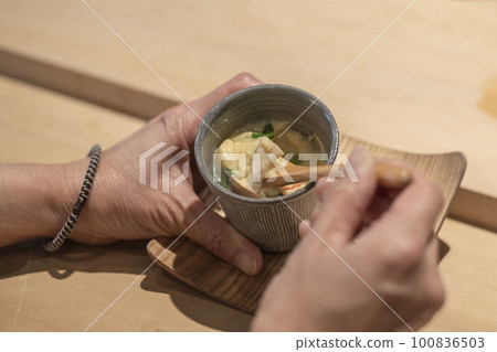 在壽司店用手攪拌 chawanmushi 在壽司店用手攪拌 chawanmushi 100836503