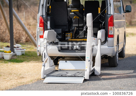 可以升降輪椅的人的福利車 可以升降輪椅的人的福利車 100836726