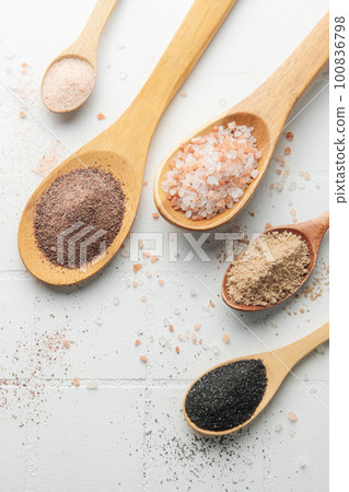 Spoon with assorted speciality salt 100836798