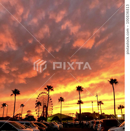 Sky that stains in the sunset 100836813