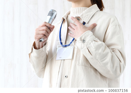 一位身著便衣的女士在會議/培訓期間發表意見 一位身著便衣的女士在會議/培訓期間發表意見 100837156