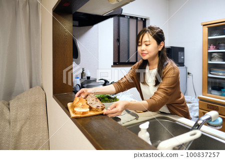 在廚房做飯的女人 在廚房做飯的女人 100837257