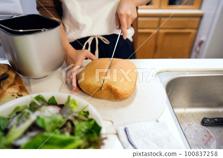 女人手切麵包的特寫 女人手切麵包的特寫 100837258