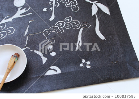 Stencil dyeing pattern paper & brush dyeing/printing image (white background) 100837593