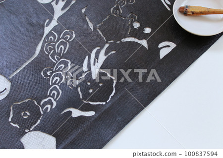 Stencil dyeing pattern paper & brush dyeing/printing image (white background) 100837594