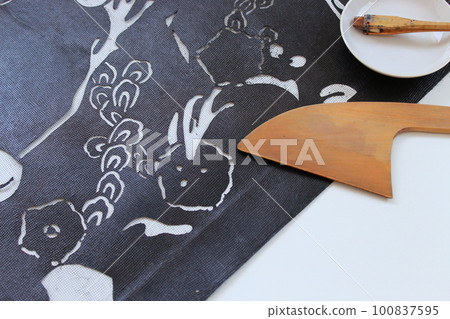 Stencil dyeing pattern paper & brush and spatula Dyeing/printing image (white background) 100837595