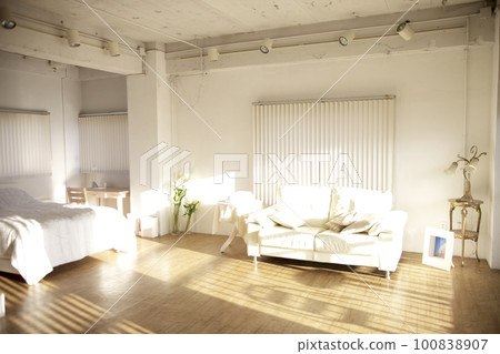 A room in a former 3LDK condominium that has been renovated with the setting sun and has become a comfortable space 100838907