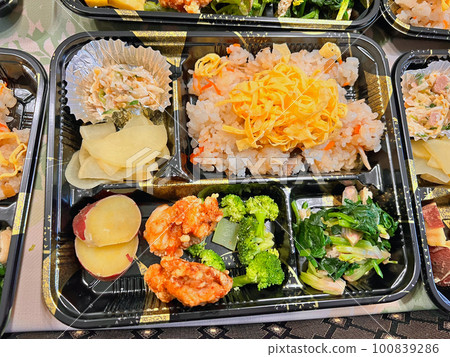 Bento lunches at children's cafeterias and community cafeterias Bento lunches at children's cafeterias and community cafeterias 100839286