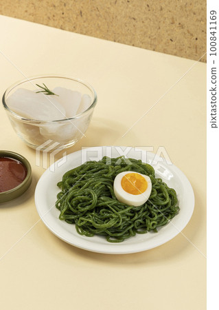 sea lettuce shirataki, konjac noodles and eggs 100841169